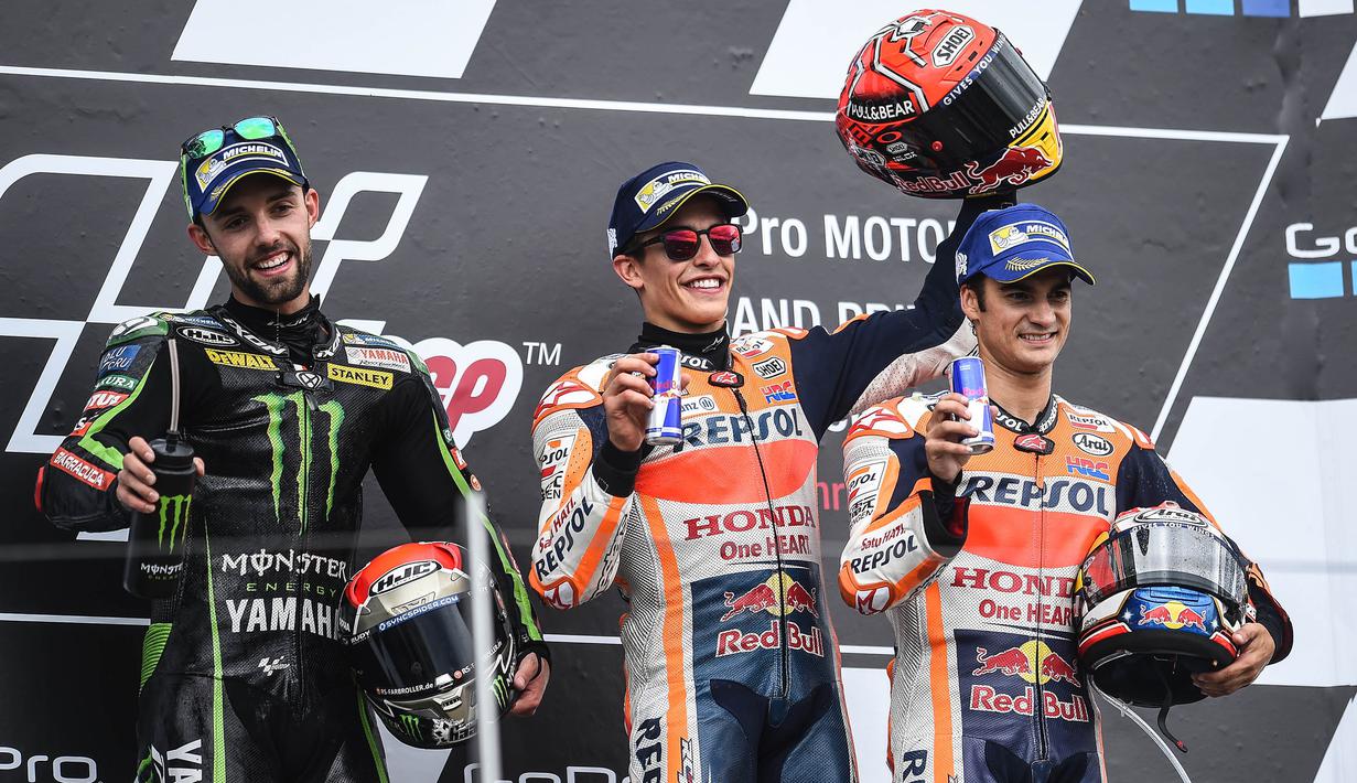 Pebalap Repsol Honda, Marc Marquez, bersama Jonas Folger dan Dani Pedrosa meraih podium pada MotoGP Jerman di Sirkuit Sachsenring, Saxony, Minggu (2/7/2017). Rider asal Spanyol itu juara dengan catatan waktu 40 menit 59,525 detik. (EPA/Filip Singer)