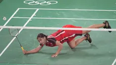 Tunggal putri Indonesia, Gregoria Mariska Tunjung mengembalikan bola pukulan Ratchanok Intanon dari Thailand pada pertandingan bulu tangkis tunggal putri babak 16 besar Olimpiade Musim Panas 2020 di Tokyo, Kamis (29/7/2021). Mariska kalah dari Ratchanok 12-21 dan 19-21. (AP Photo/Dita Alangkara)