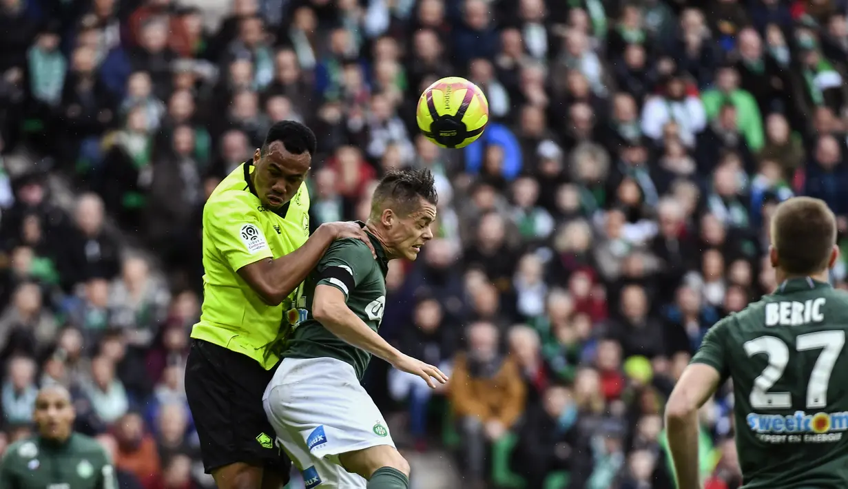 Bek Lille Gabriel dos Santos Magalhaes berebut bola udara dengan gelandang Saint-Etienne Romain Hamouma pada pertandingan L1 Prancis di Stadion Geoffroy Guichard di Saint-Etienne, Prancis pada 10 Maret 2019. (AFP/Jeff Pachoud)