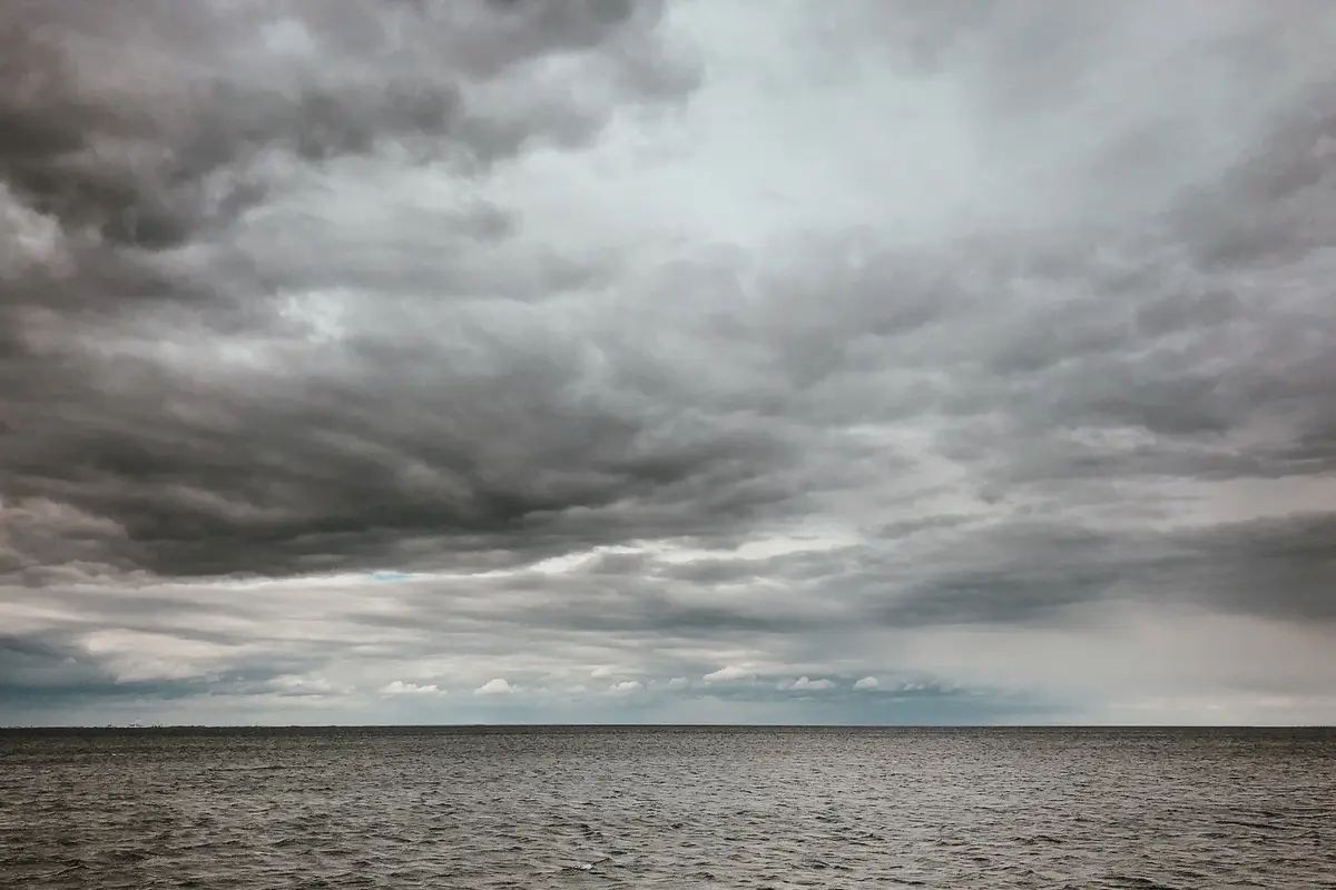 Ilustrasi langit, awan mendung