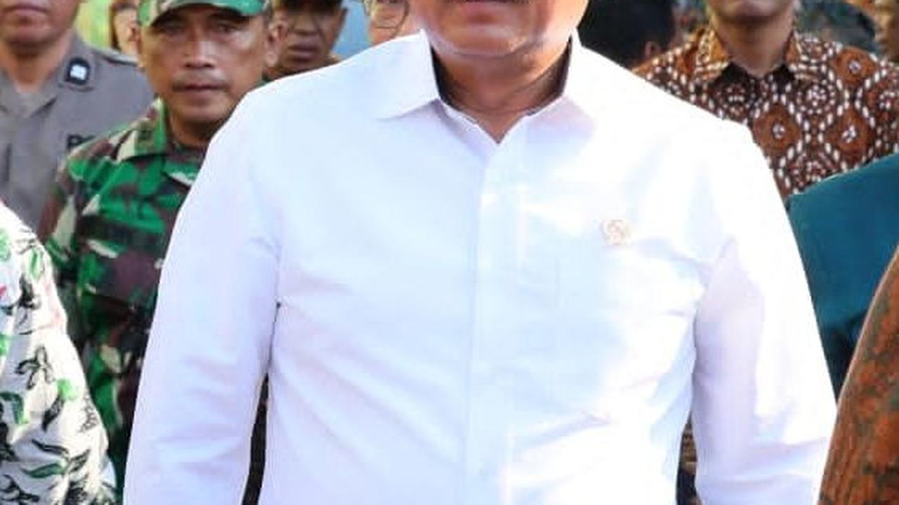 Menteri Hadi Blusukan ke Sidoarjo, Serahkan Puluhan Sertipikat dari Pintu ke Pintu