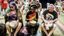 Penggemar musik reggae bermain alat musik jimbe saat memperingati ulang tahun Bob Marley dalam One Love Festival and Rasta Fair di North Beach Amphitheatre, Durban, Afrika Selatan, Minggu (3/2). (RAJESH JANTILAL/AFP)