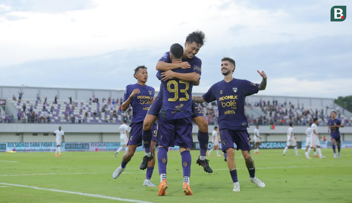Para pemain Persita merayakan gol yang dicetak oleh Andrejic Aleksa ke gawang Borneo dalam laga BRI Super League 2025/2026 di Indomilk Arena, Tangerang, Banten, Jumat (09/01/2026). (Bola.com/Bagaskara Lazuardi)