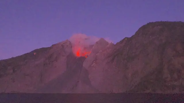 Pemandangan Gunung Batutara di Laut Flores saat sedang erupsi @hepieee https://www.instagram.com/p/7-ENLwzYJl/?igsh=MXJ6emFkejc1ZTBtOA==