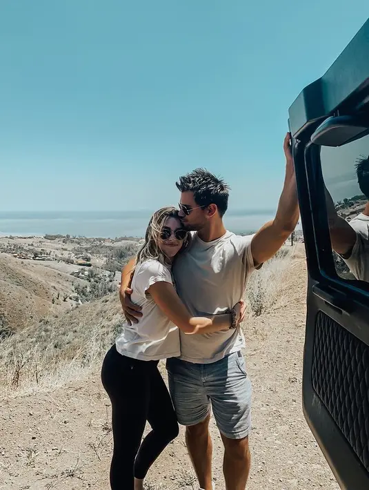 Melansir laman E!News, Senin (15/11) cincin pertunangan yang disiapkan Taylor untuk Tay adalah sesatu yang disiapkan khusus oleh Ring Concierge. (Foto: Instagram/@taylorlautner)