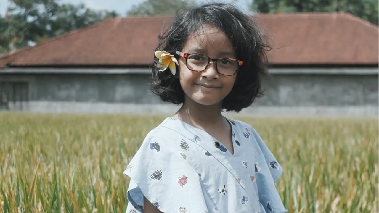 Gaya Keren Pemeran Ara di Film Keluarga Cemara