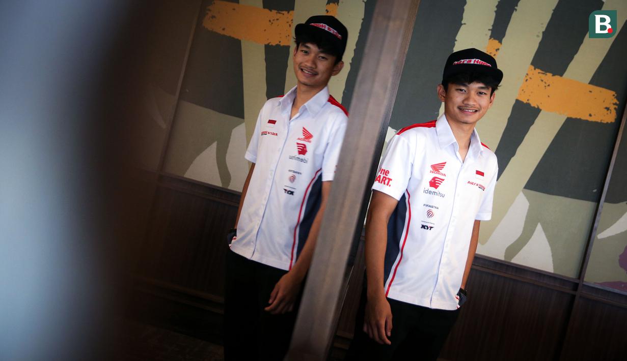<p>Pembalap Astra Honda Racing Team, Fadillah Arbi Aditama berpose di depan fotografer setelah melakukan wawancara di Penang Bistro Gatot Subroto, Jakarta Selatan, Senin (24/07/2023). (Bola.com/Bagaskara Lazuardi)</p>