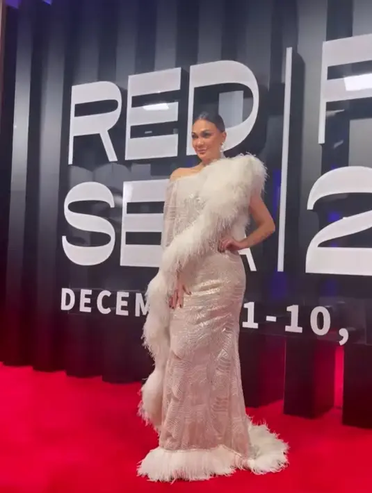 Lewat unggahan Instastory pribadinya, Luna Maya menunjukkan kekagumannya pada Syah Rukh Khan. Aktor India itu selalu ia idolakan, bahkan sejak lama. Beberapa kali Luna Maya mengabadikan momen Syah Rukh Khan saat dalam satu ruangan auditorium tempat Festival Film Red Sea 2022 digelar. (Liputan6.com/IG/@lunamaya).