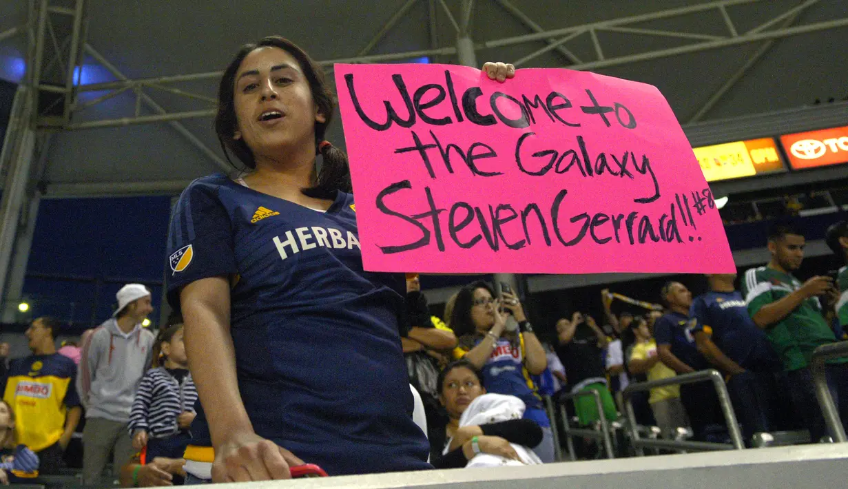 Seorang suporter LA Galaxy membawa tulisan selamat datang untuk Steven Gerrard. (AP Photo/Mark J. Terrill)