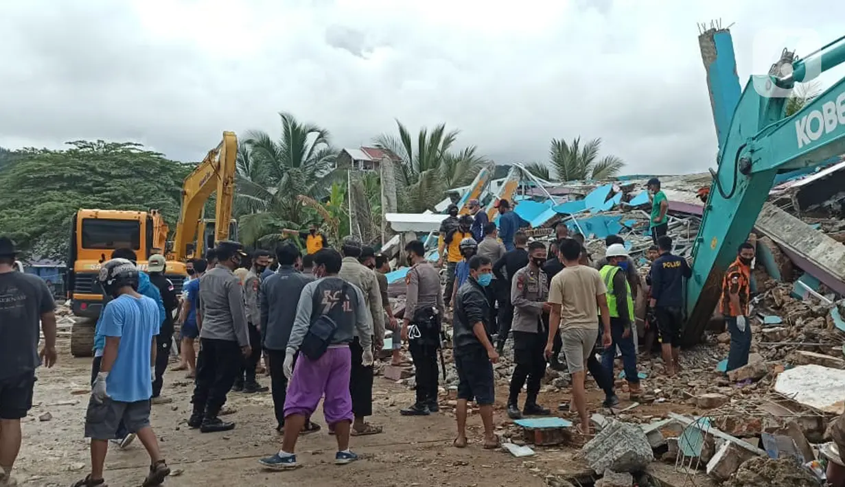 Alat berat dikerahkan untuk membersihkan puing-piung reruntuhan RS Mitra Manakarra Mamuju pasca gempa bumi dengan Magnitudo 6,2 pada Jumat 15 Januari 2021.  (Liputan6.com/Abdul Rajab Umar)