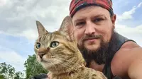 Dean Nicholson unggah kebersamaannya dengan Nala, kucing imut yang selalu mengikutinya (Dok.Instagram/@1bike1world/https://www.instagram.com/p/CA5yewxjNhd/Komarudin)