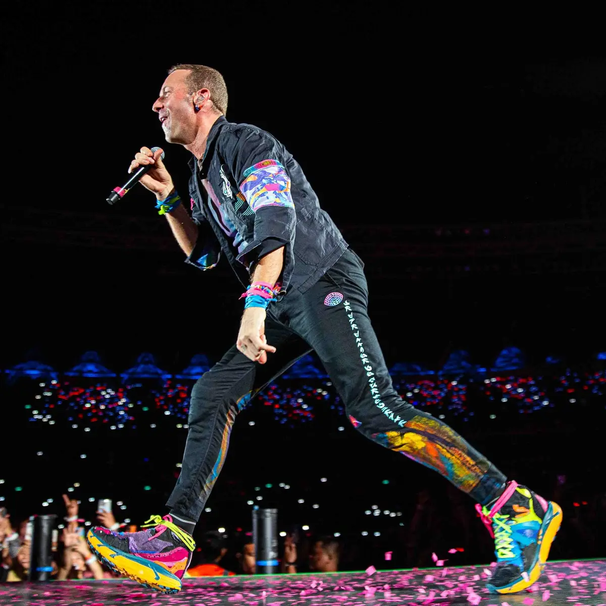 Chris Martin Pakai Sepatu Daur Ulang Saat Konser Coldplay di Jakarta Dibuat dari 70 Sneaker Bekas Lifestyle Liputan6