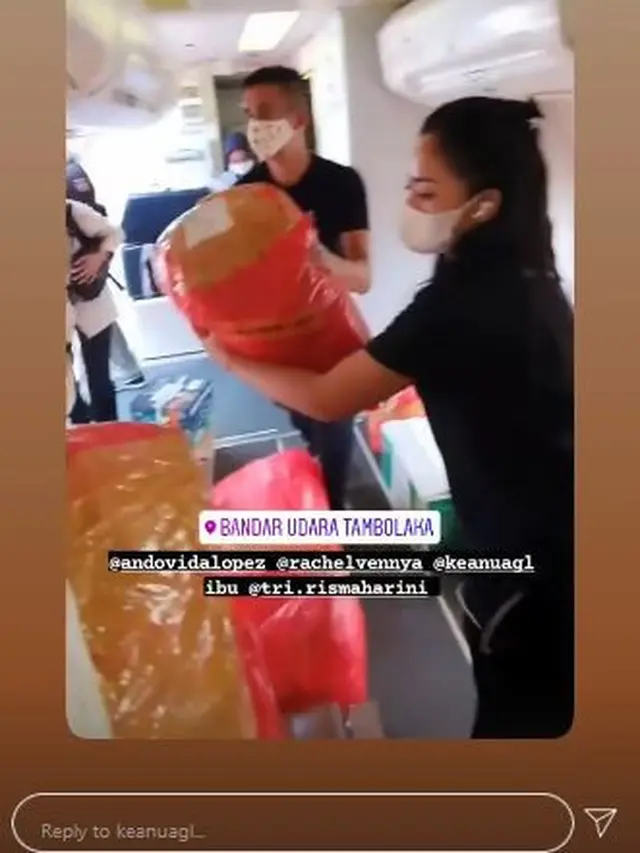 6 Potret Rachel Vennya Berikan Bantuan Korban Banjir NTT, Tuai Pujian