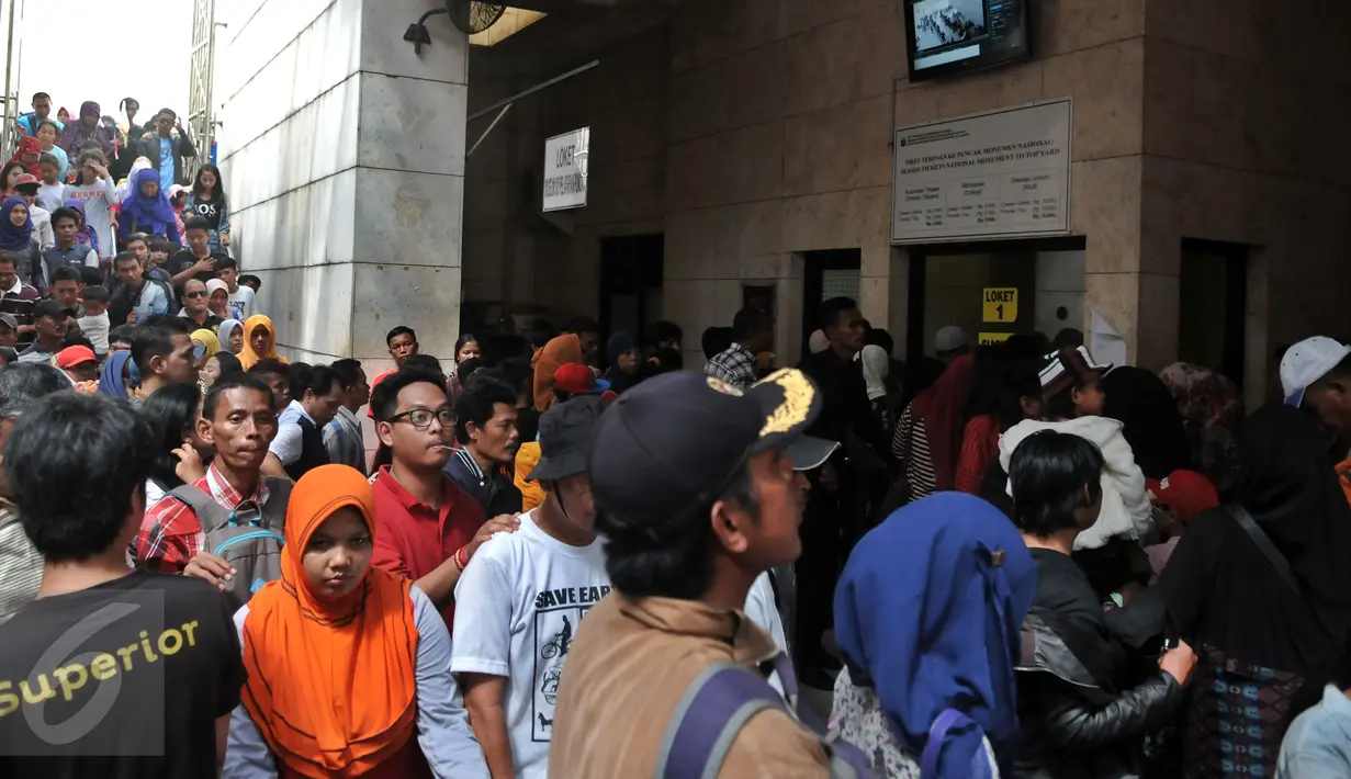 Sejumlah warga antre panjang menuju puncak Monumen Nasional atau Monas, Jakarta, Minggu (19/7/2015). Ikon kota Jakarta tersebut menjadi tempat wisata alternatif warga saat liburan lebaran. (Liputan6.com/Johan Tallo)