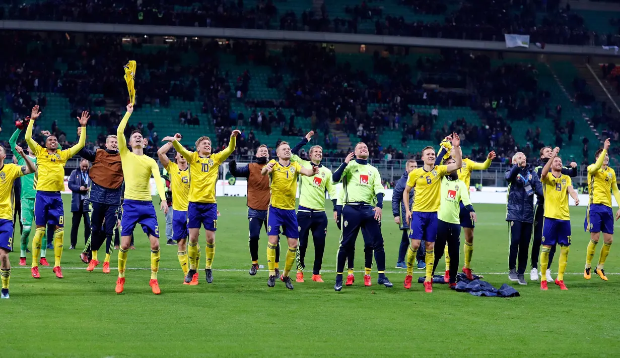 Pemain Swedia berselebrasi di penghujung laga leg kedua playoff Piala Dunia 2018 melawan Italia, di Stadion San Siro, Selasa (14/11). Swedia menggagalkan Gli Azurri lolos ke putaran final Piala Dunia setelah menang secara agregat 1-0. (AP/Luca Bruno)