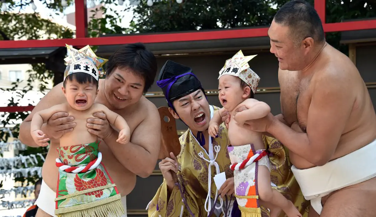 Festival unik ini dirayakan dengan rasa sukacita dan keyakinan bahwa bayi yang menangis paling keras adalah anak yang sangat diberkati, Jepang, (21/9/14). (AFP PHOTO/ Yoshikazu TSUNO)