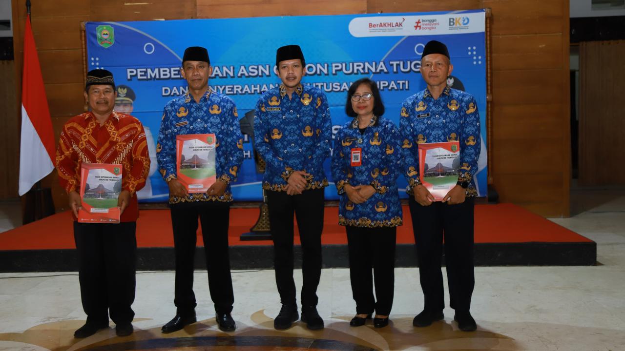 Serahkan SK Pensiun 84 ASN, Wabup Trenggalek Pesan Teruskan Dedikasi untuk Masyarakat