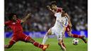 Gelandang Real Madrid, Angel Di Maria berusaha melawati bek Bayern Munchen, Dante pada laga Liga Champions di Santiago Bernabeu, Spanyol, Rabu (23/4/2014). Selama empat musim Di Maria berhasil mencetak 22 gol. (AFP Photo/Javier Soriano)