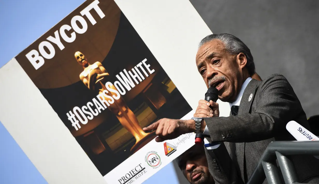 Aktivis kulit hitam Al Sharpton saat memimpin aksi protes di luar acara Piala Oscar 2016 di Hollywood , Minggu (28/2). Perhelatan Oscar kali ini menuai kecaman karena para nominator semuanya berkulit putih. (REUTERS/Stuart Palley)