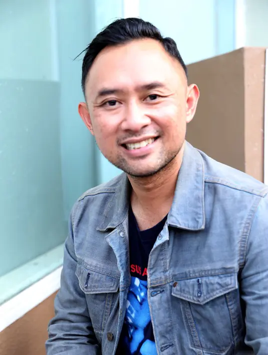 Pada awalnya, pria berdarah Sunda ini memang mengoleksi batik asli dari Jogja dan Solo. Namun lantaran koleksi sudah lumayan banyak, ia kemudian mencari batik dari daerahnya, Garut. (Nurwahyunan/Bintang.com)