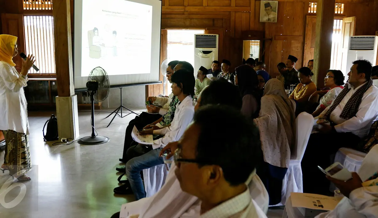 Parenting Komunitas Pencerah Rumah, Nurbaiti Rachmam memberikan materi kepada para orangtua yang hadir dalam acara peluncuran materi pengayaan orangtua dan guru PAUD, Jakarta, Kamis (12/11/2015). (Liputan6.com/Yoppy Renato)