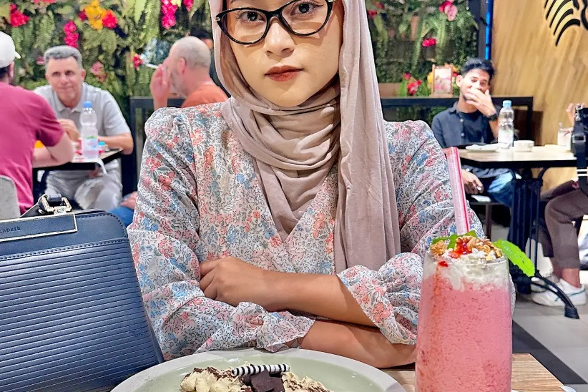 Selebgram Asal Jember Tri Indah Impiyani Bagikan Ide Outfit Of The Day ...