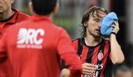 Gelandang Kroasia AC Milan #14 Luka Modric meninggalkan lapangan setelah cedera selama pertandingan Serie A Italia antara AC Milan dan Juventus FC di stadion San Siro di Milan, Italia utara, pada 27 April 2026. (Stefano RELLANDINI/AFP)