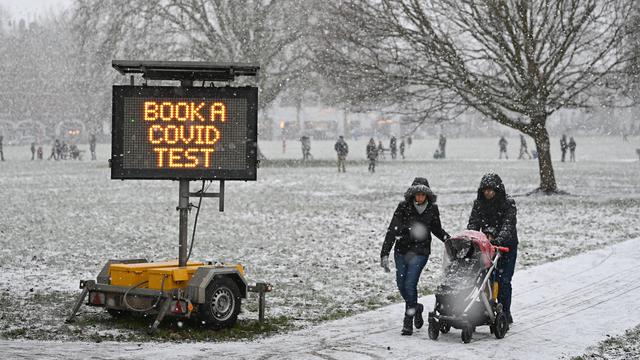 London Dilanda Hujan Salju Langka