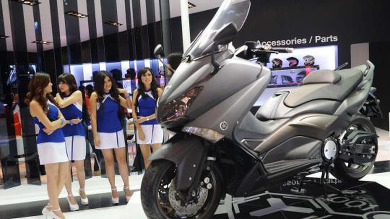Pose seksi model cantik bareng motor macho