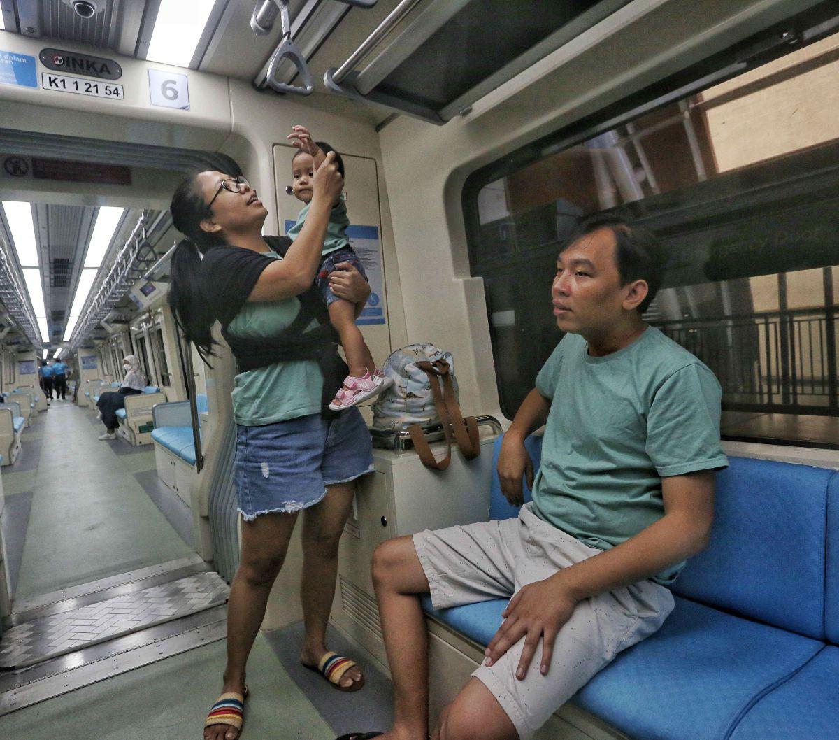 Ada juga Stasiun Halim yang terintegrasi dengan Stasiun Kereta Cepat Jakarta-Bandung serta dekat dengan Bandara Internasional Halim Perdanakusuma.