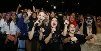 Bintang film Danur 2: Maddah Prilly Latuconsina tak menyangka menyaksikan antusias penonton dengan film barunya. Datang dari berbagai kota dengan dandanan seperti hantu. (Nurwahyunan/Bintang.com)