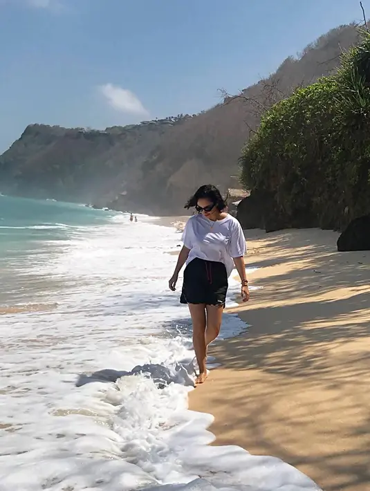 Menikmati deburan ombak sambil merasakan angin sepoi-sepoi di pantai memang menjadi waktu yang tepat untuk sejenak rehat dari segala kesibukan. Apalagi berkarier di dunia hiburan yang selalu penuh dengan jadwal padat mulai dari akting hingga pemotretan. (Liputan6.com/IG/@tatjanasaphira)