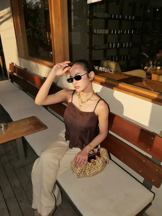 Sentuhan aksesori emas berlapis pada leher, anting, hingga jam tangan membuat penampilannya terlihat lebih berkelas. Rambut yang ditata sleek dan kacamata hitam berukuran kecil semakin mempertegas kesan edgy yang modern. Tak hanya itu, tas berbulu Chanel bermotif leopard dengan detail rantai emas menjadi aksen unik yang membuat keseluruhan tampilannya terasa lebih fashionable. [@mahaliniraharja].
