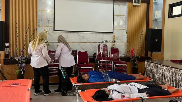 Puluhan siswa SMPN 1 Mojoanyar mendapatkan perawatan medis.