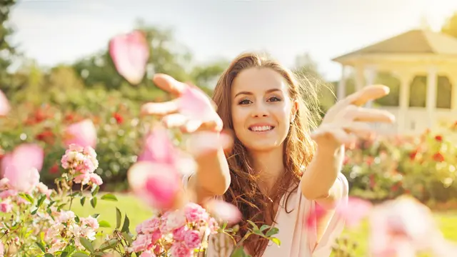 perempuan bunga mawar