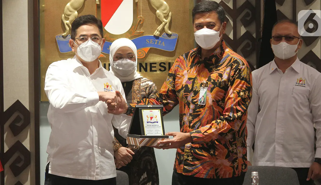 KADIN Indonesia sepakat untuk mendorong seluruh anggotanya mendaftarkan sebagai peserta BPJS Ketenagakerjaan pada acara PKS di Menara Kadin, Jakarta (16/03/2022). Kedua pihak akan melakukan sosialisasi bersama, serta pertukaran data dalam hal kepesertaan dan kepatuhan. (Liputan6.com/Fery Pradolo)