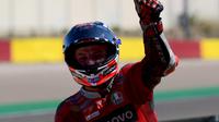 Pembalap Ducati, Francesco Bagnaia, naik ke peringkat kedua klasemen sementara MotoGP 2021 setelah memenangi balapan di Aragon. (AFP/Lluis Gene)
