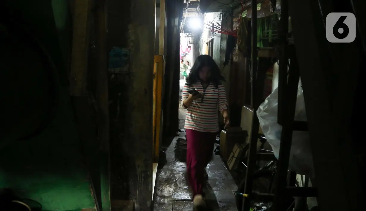 Hasil riset tersebut juga menunjukkan bahwa dari sekitar 2,78 juta rumah tangga yang ada di Jakarta, sebanyak 63 persen atau sekitar 1,77 juta rumah tangga belum memiliki rumah sendiri atau belum memiliki rumah yang sehat dan layak huni. (Liputan6.com/Herman Zakharia)