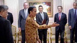 Presiden Joko Widodo mempersilakan duduk pemimpin perusahaan multinasional Amerika Serikat di Kantor Presiden, Jakarta, Selasa (5/5/2015). Pertemuan tersebut membahas berbagai potensi perekonomian Indonesia. (Liputan6.com/Faizal Fanani)