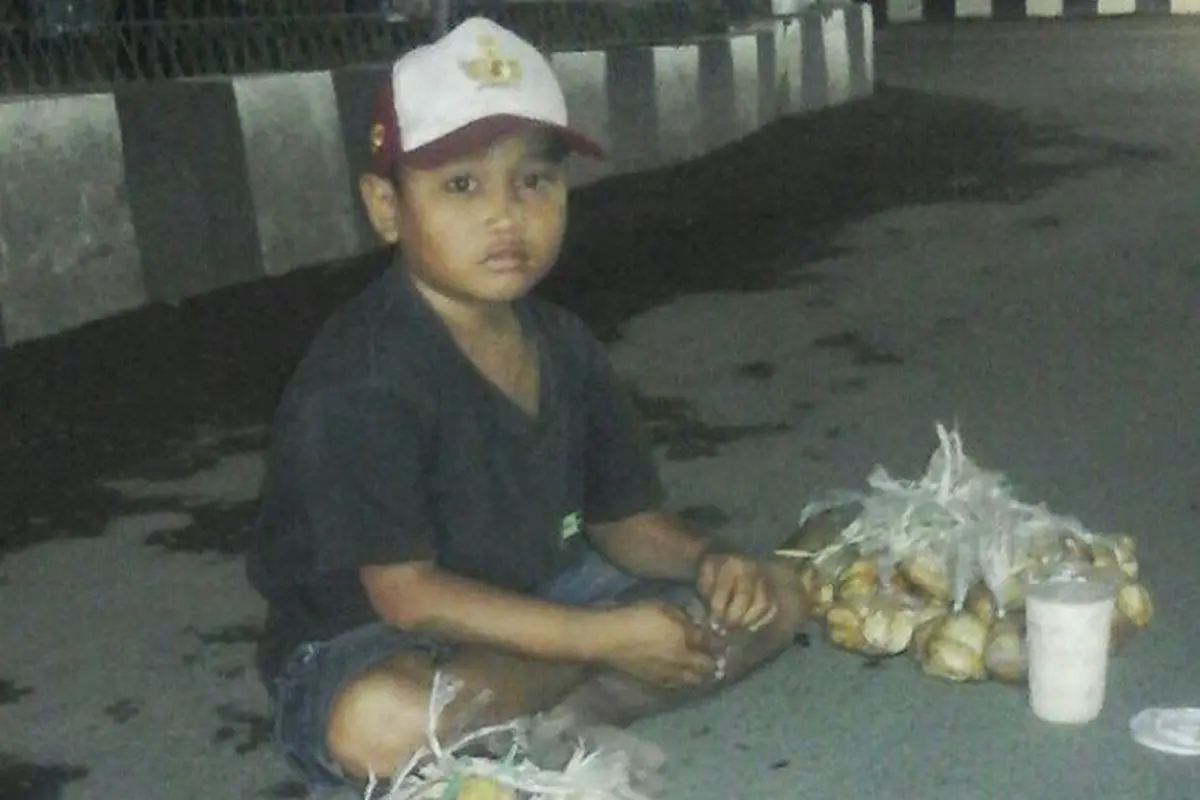 Bocah Penjual Buah Lontar Setop Sekolah demi Hidupi Orangtua