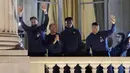 Para pemain menyapa suporter dari atas balkon saat tiba di Paris. (AP Photo/Francois Mori)