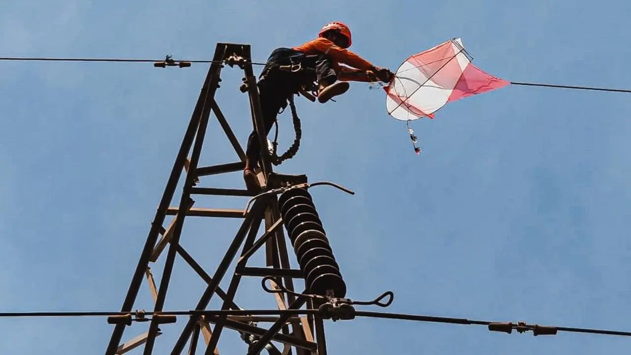 Wakil Gubernur Jawa Timur Emil Elistianto Dardak meminta masyarakat untuk tidak bermain layang-layang dan balon udara di dekat jaringan listrik milik PT PLN (Persero).