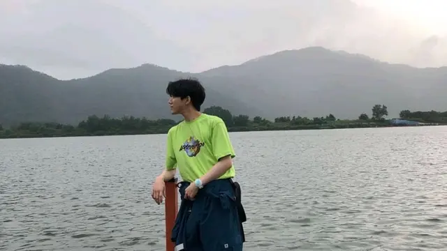 JYP Entertainment Kontroversi Dowoon DAY6 Pakai Seragam Militer sambil memainkan Drum. (Dok: IG https://www.instagram.com/p/DC-2gTfzc9t/?img_index=3&igsh=bWJueHZkdzlqaGJi)