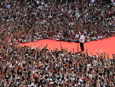 Capres nomor urut 01 Joko Widodo atau Jokowi memberikan pidato pada kampanye akbar di Stadion Utama GBK, Senayan, Jakarta, Sabtu (13/4). Jokowi menyampaikan rasa terima kasihnya kepada semua pihak yang sudah hadir di Stadion GBK dalam rangka Konser Putih Bersatu. (Liputan6.com/Angga Yuniar)