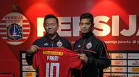 Persija memperkenalkan Farri Agri sebagai rekrutan anyar di Kantor Persija, Setiabudi, Jakarta Selatan, Rabu (18/9/2019). (Bola.com/Muhammad Adiyaksa).
