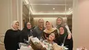 Setelah dirundung sakit dan kehilangan senyuman, Prilly Latuconsina kini tertawa lepas sampai lupa lagi sakit. Para sahabat memberinya kejutan. “Tapi ternyata mereka dateng ngasih surprise dan bikin ketawa sampe lupa kalo lagi sakit. Terima kasih ya semuanya! Aku bahagia sekali ada kalian! I'm so grateful to have you all in my life!” Prilly Latuconsina mencuap. (Foto: Dok. Instagram @prillylatuconsina96)
