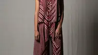 8 Dress Batik Jumpsuit Motif Kontemporer untuk Tampilan Elegan, Anggun dan Modis