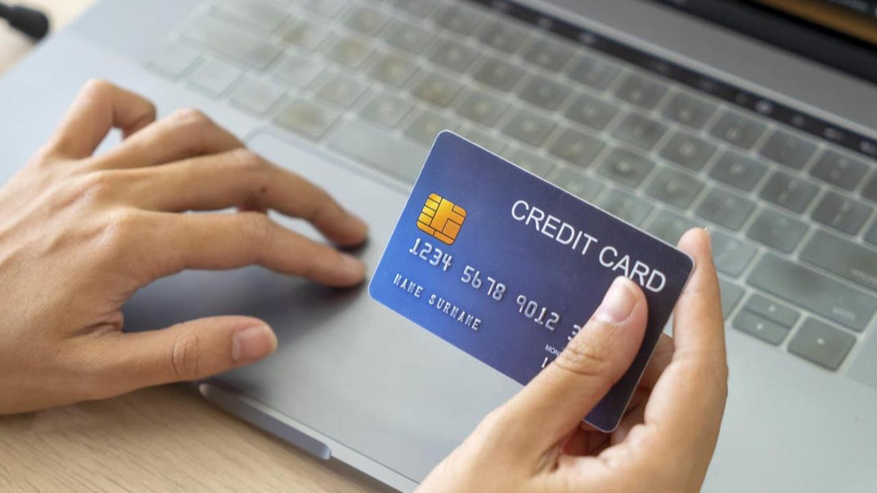 Membandingkan Transaksi Kartu Debit dengan Kartu Kredit untuk Belanja Sehari-hari, Lebih Murah Mana?