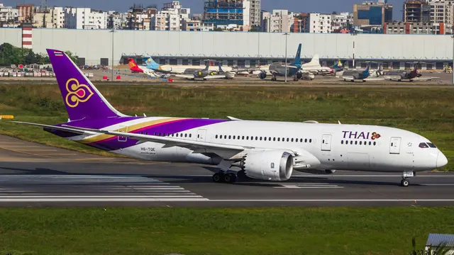 Ilustrasi pesawat Thai Airways berada di area Bandara Suvarnabhumi.