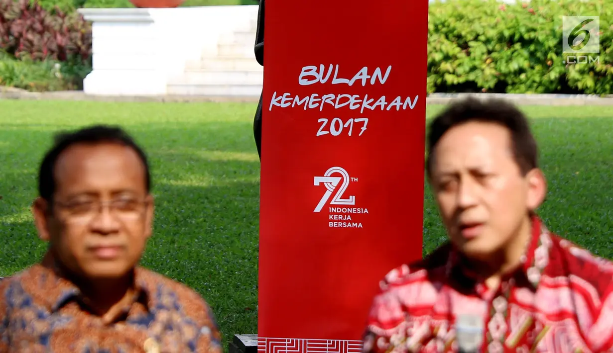 Mensesneg Pratikno bersama Kepala Bekraf Triawan Munaf saat memberikan keterangan kepada wartawan di taman Istana, Jakarta, Jumat (28/7). (Liputan6.com/Angga Yuniar)